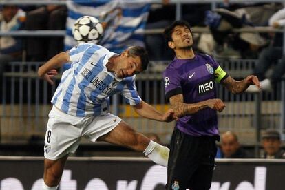 Toulalan salta por el balón con Lucho Gonzalez.