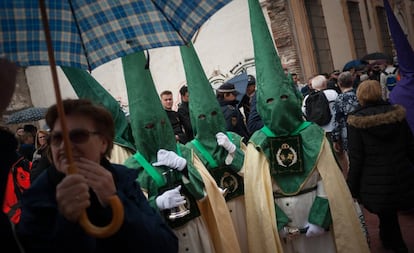 Una mujer se protege de la lluvia durante una procesión en Málaga el año pasado.