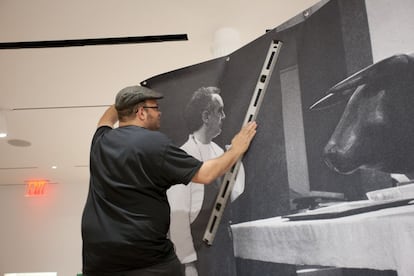 Un operario prepara la exposición de Adrià en el Drawing Centre.