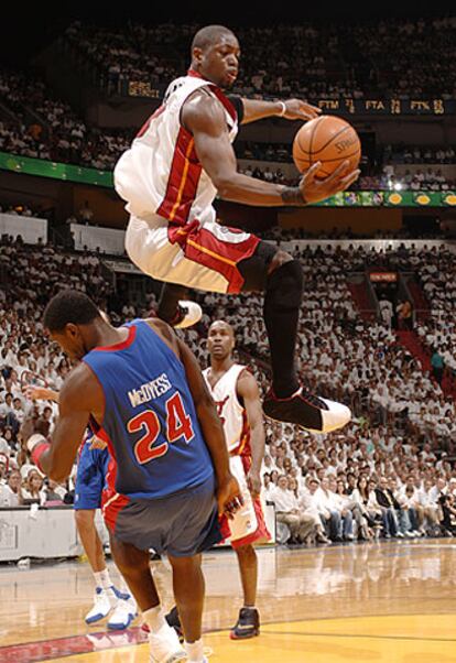 31 puntos en 40 minutos de juego para Wade, que pone a Miami 3 a 1 arriba en la eliminatoria contra Detroit.