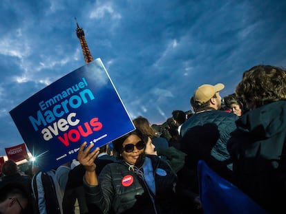 Una seguidora del presidente francés Emmanuel Macron el día de las elecciones, tras conocerse su victoria frente a la candidata de extrema derecha Marine Le Pen.