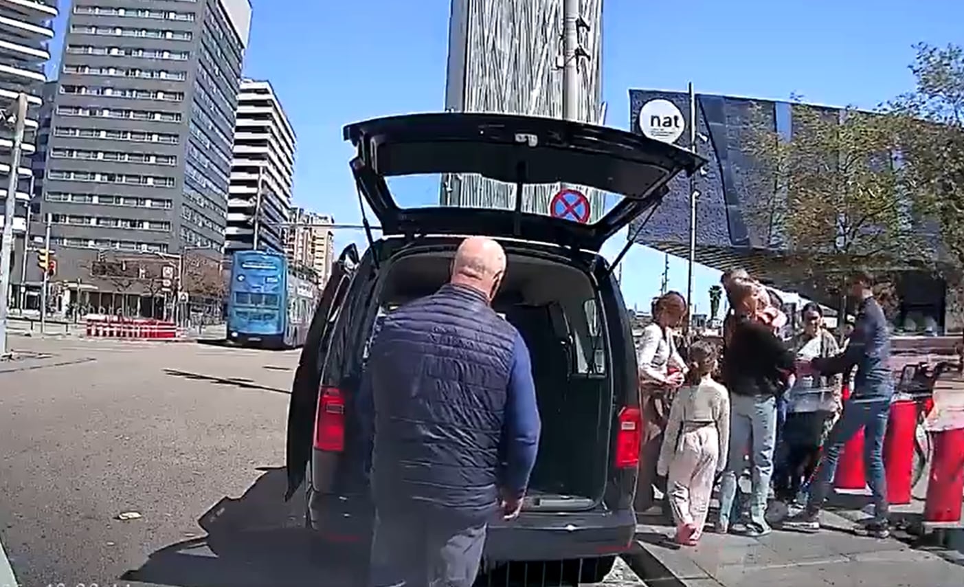 Un taxi graba una tentativa de robo a una familia con un bebé en pleno Fòrum de Barcelona