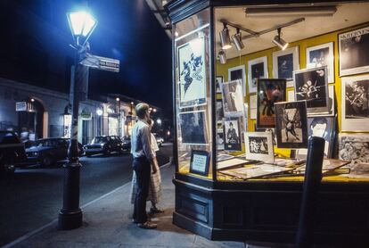 Em 1988, era uma loja de pôsteres e fotos de jazz. Esse canto da Royal Street e do beco Pere Antoine é desde 1989 a sede da galeria do artista George Rodrigue, conhecido por sua série de 'Blue dog', personagem de uma história de fantasmas da cidade. Quando o furacão Katrina o forçou a se mudar para Lafayette, Rodrigue mergulhou seu cachorro azul e uma bandeira americana em uma criação artística icônica, cujo valor foi doado à Cruz Vermelha.