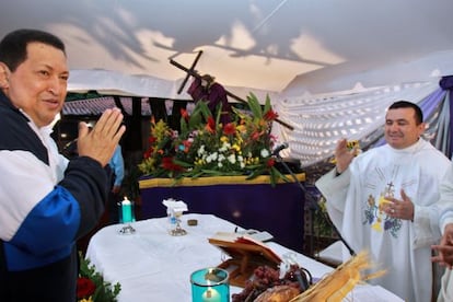 Hugo Ch&aacute;vez, durante la misa.