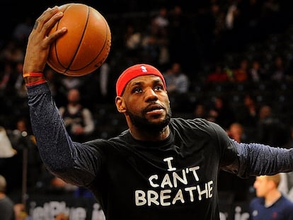 Lebron James veste camisa em protesto de jogadores da NBA contra violência policial.