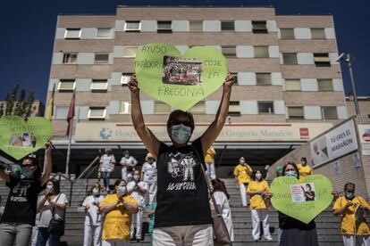 Trabajadoras de la limpieza del hospital Gregorio Marañón, de Madrid, durante una concentración a las puertas del centro hospitalario con motivo de la huelga de 48 horas que inician este lunes en protesta por la privatización del servicio.