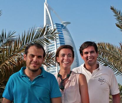 Joaqu&iacute;n, Mar&iacute;a e &Iacute;&ntilde;igo posan sonrientes frente al Burj al Arab, uno de los emblemas arquitect&oacute;nicos de Dub&aacute;i