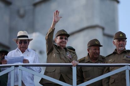 El presidente de Cuba (2º izquierda), Raúl Castro saluda a los participantes en el desfile, acompañado por el vicepresidente José Ramón Machado Ventura (izquierda), el general Guillermo García (2º derecha) y el comandante de la Revolución, Ramiro Valdés.