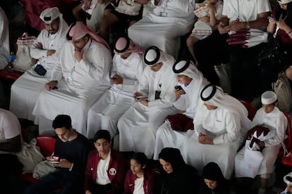 Seguidores de Qatar, en su mayoría hombres, en las gradas del estadio. 
