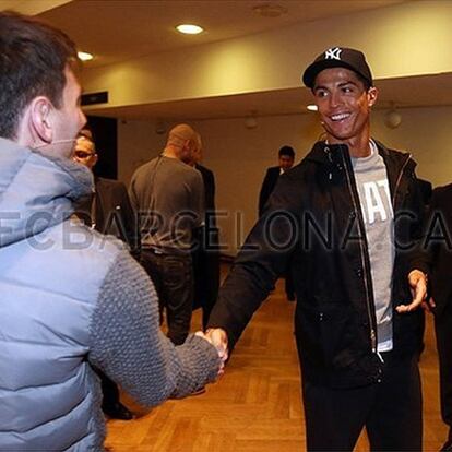 Saludo entre Cristiano Ronaldo y Lionel Messi (i) momentos antes de la gala del Balón de Oro 2012.