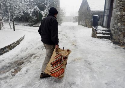 Un hombre camina sobre la nieve caída en O Cebreiro (Lugo) el 12 de enero de 2016.