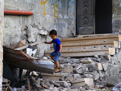 Un niño entre las ruinas de una casa en Gaza, este lunes.