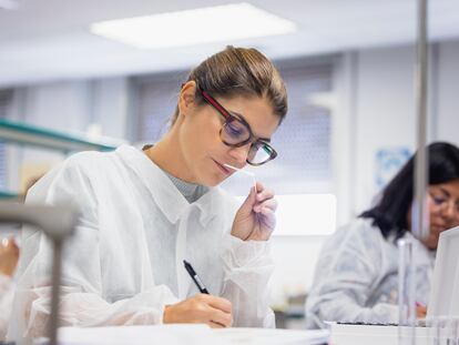 Clase práctica de evaluadores perfumistas en la Facultad de Farmacia de la UB.