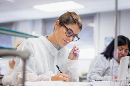 Clase práctica de evaluadores perfumistas en la Facultad de Farmacia de la UB.
