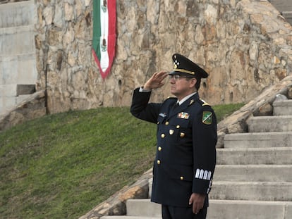 El general Genaro Fausto Lozano Espinosa durante la ceremonia de cambio de mando territorial en Acapulco, Guerrero el 17 de octubre de 2011.