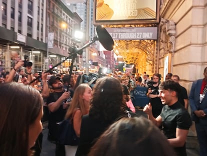 El Mago Pop greets his fans after his debut last Sunday at Broadway’s Barrymore Theatre.