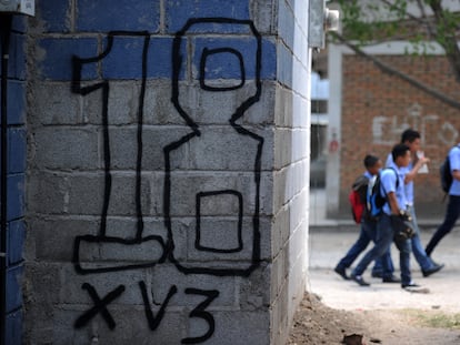 Cuatro alumnos del Instituto Saúl Zelaya de Tegucigalpa caminan por los alrededores del centro, que está bajo el control de la pandilla juvenil Mara 18, en abril de 2016.