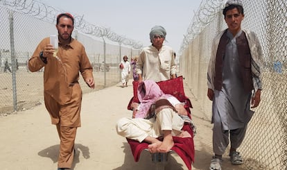 Ciudadanos afganos cruzan la frontera de Chaman, entre Pakistán y Afganistán, este martes.