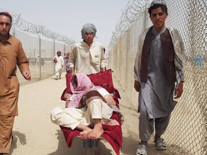 Ciudadanos afganos cruzan la frontera de Chaman, entre Pakistán y Afganistán, este martes.