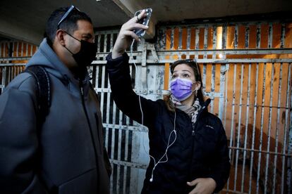 Un visitante se toma una foto frente a las celdas de la isla de Alcatraz, este lunes.