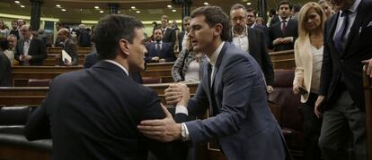 Pedro Sanchez y Albert Rivera se saludan en el Congreso. 