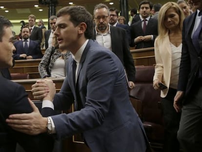 Pedro Sanchez y Albert Rivera se saludan en el Congreso.