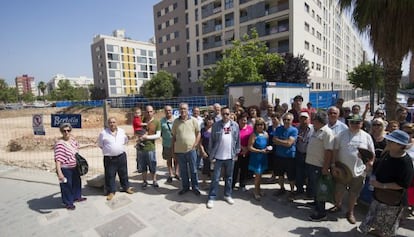 Un grupo de vecinos de Benicalap protesta frente a las obras del nuevo edificio de Casa Caridad.