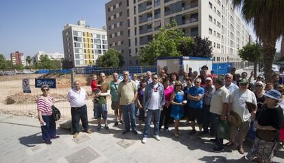 Un grupo de vecinos de Benicalap protesta frente a las obras del nuevo edificio de Casa Caridad.