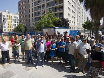 Un grupo de vecinos de Benicalap protesta frente a las obras del nuevo edificio de Casa Caridad.