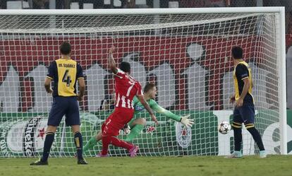 Oblak falla al intentar detener el gol de Mitroglou, el tercero de Olympiacos. 