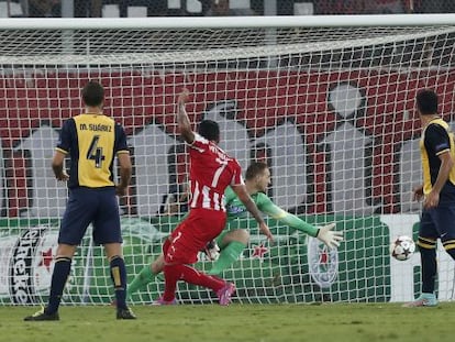 Oblak falla al intentar detener el gol de Mitroglou, el tercero de Olympiacos. 