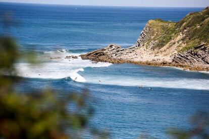 En un surf trip por la costa, Lafitenia es una parada obligatoria. Una las playas más míticas del País Vasco, la 'Bells Beach' de la región. Aquí se celebran numerosas competiciones de prestigio internacional.