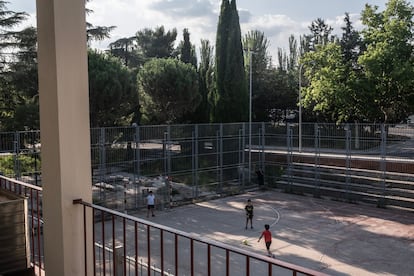 Unos niños juegan al fútbol en la cancha de la colonia Pegaso.