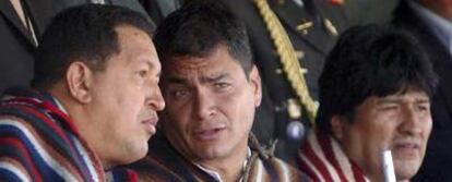 Rafael Correa, flanqueado por Chávez (izquierda) y Morales, durante una ceremonia indígena celebrada la víspera de la jura del cargo.