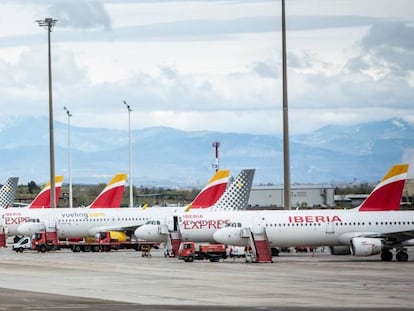 Aviones de Iberia Express y Vueling en el aeropuerto de Barajas.