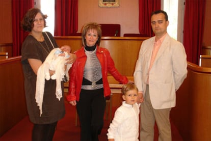 Bautizo civil de Martín y Daniel, en abril de 2009, en dependencias del Ayuntamiento de Oleiros.