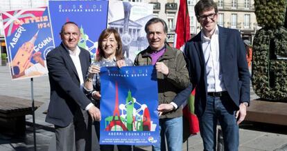 Los candidatos del PNV a la Diputación alavesa, Ramiro González (izquierda) y al Ayuntamiento de Vitoria, Gorka Urtaran (drerecha) y los dirigentes del partido Pilar García de Salazar y Xabier Agirre muestran el cartel del Aberri Eguna.