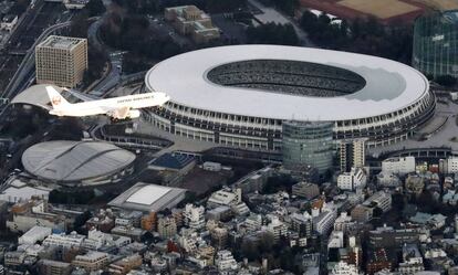 Un avión sobre el Estadio Nacional de Tokio.