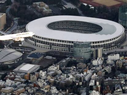 Un avión sobre el Estadio Nacional de Tokio.