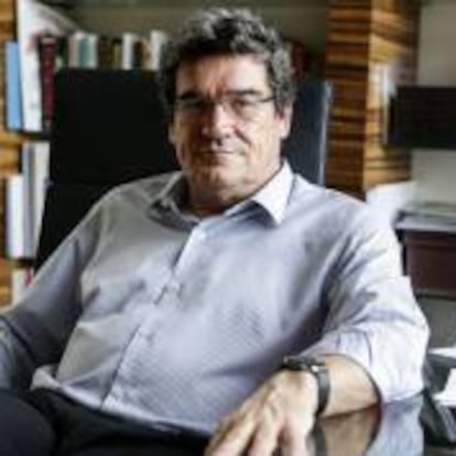 El ministro de Inclusión, Seguridad Social y Migraciones, José Luis Escrivá, en su despacho