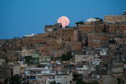 La luna llena se elevaba la madrugada del lunes sobre el centro histórico de la ciudad de Mardin, famosa por sus casas de piedra, en el sureste de Turquía. Habitantes de América, Europa y África pudieron ver el eclipse total de luna durante la noche.