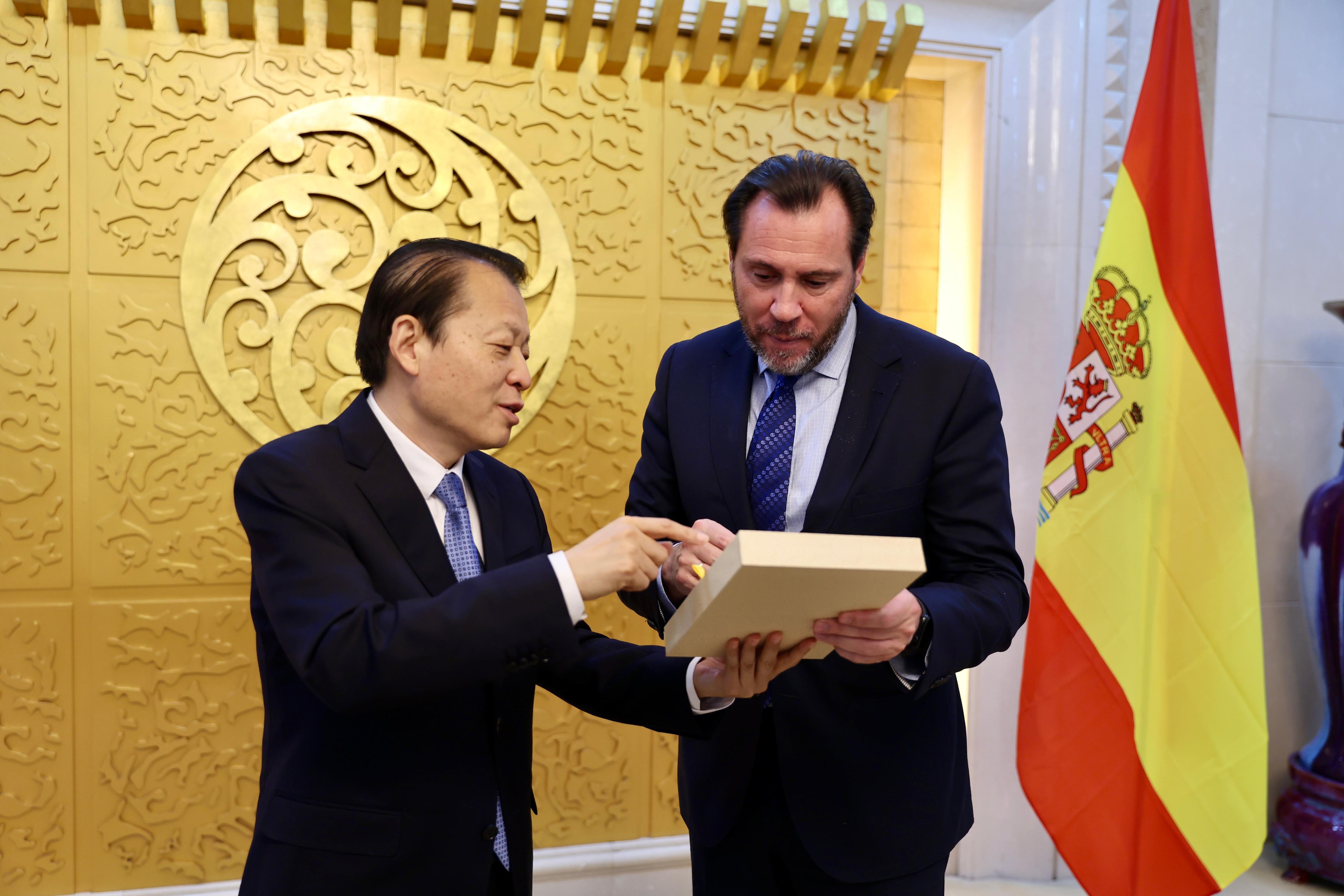 Los ministro de Transportes chino y español, Liu Wei y Óscar Puente, respectivamente.