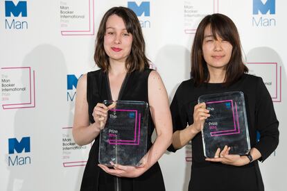 La traductora Deborah Smith y la escritora Han Kang posan juntas en Londres, el 16 de mayo de 2016, al recibir el premio Man Booker International.