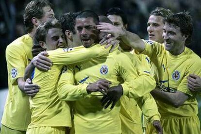 Los jugadores del Villarreal se abrazan tras el gol.