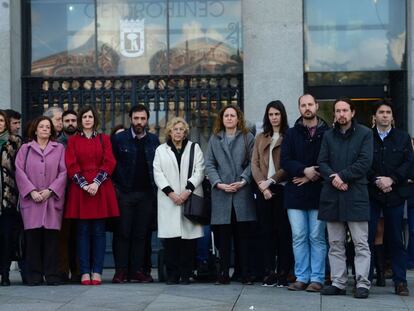 Manuela Carmena, Pablo Iglesias y otros polìticos guardan un minuto de silencio en memoria de las víctimas de los atentados de Bruselas, este martes.