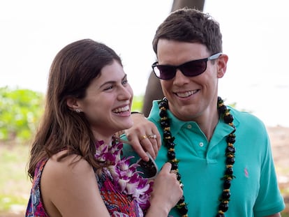 Rachel (Alexandra Daddario) y Shane (Jake Lacey), en un momento de 'The White Lotus'.