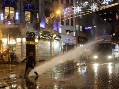 Manifestantes y policías se enfrentan en una protesta, hoy, en Estambul.