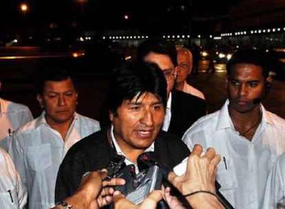 El presidente boliviano habla con los medios a su llegada al aeropuerto de La Habana