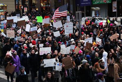 Manifestación en Nueva York.  Una de las manifestaciones más importantes ha sido la del parque de Battery, en la isla neoyorquina de Manhattan, muy cerca de la Estatua de la Libertad, símbolo de bienvenida para los extranjeros que llegaban a estas costas. Uno de los oradores, el senador demócrata Charles Schumer, ha denunciado el carácter "antiestadounidense" de la orden ejecutiva de Trump.