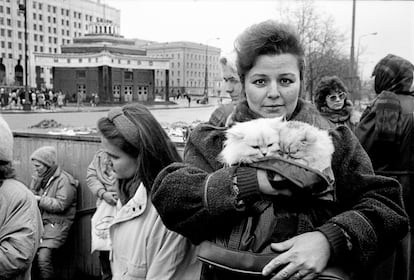 Una mujer vende gatitos en la estacin de metro Arbatskaya, Mosc, Rusia, 1992.